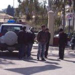 οι μετανάστες περιμένουν τη διαδικασία αναγνώρισης των στοιχείων τους