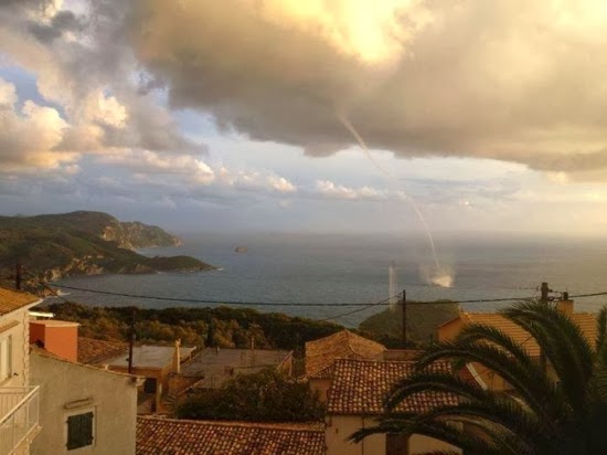 http://www.corfupress.com/v3/images/20131121_greece_waterspout-nggid041046-ngg0dyn-550x600x100-00f0w010c010r110f110r010t010.jpg