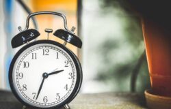 clock-g2ac44c671_1920-1024×683