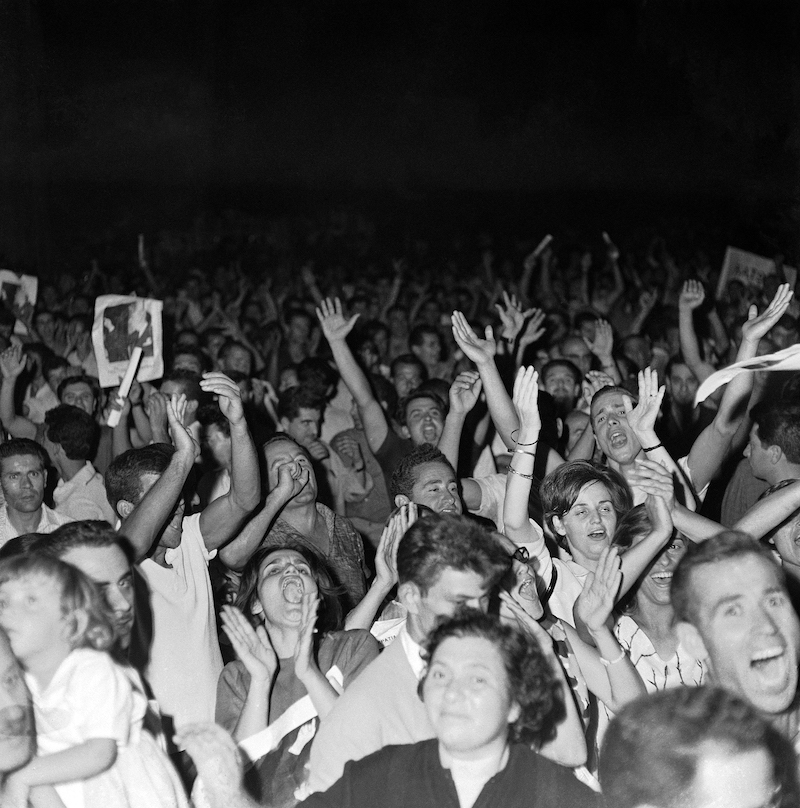 τέως βασιλιάς Κωνσταντίνος Β', Ιουλιάνα 1965, Αποστασία του 1965, διαδηλώσεις